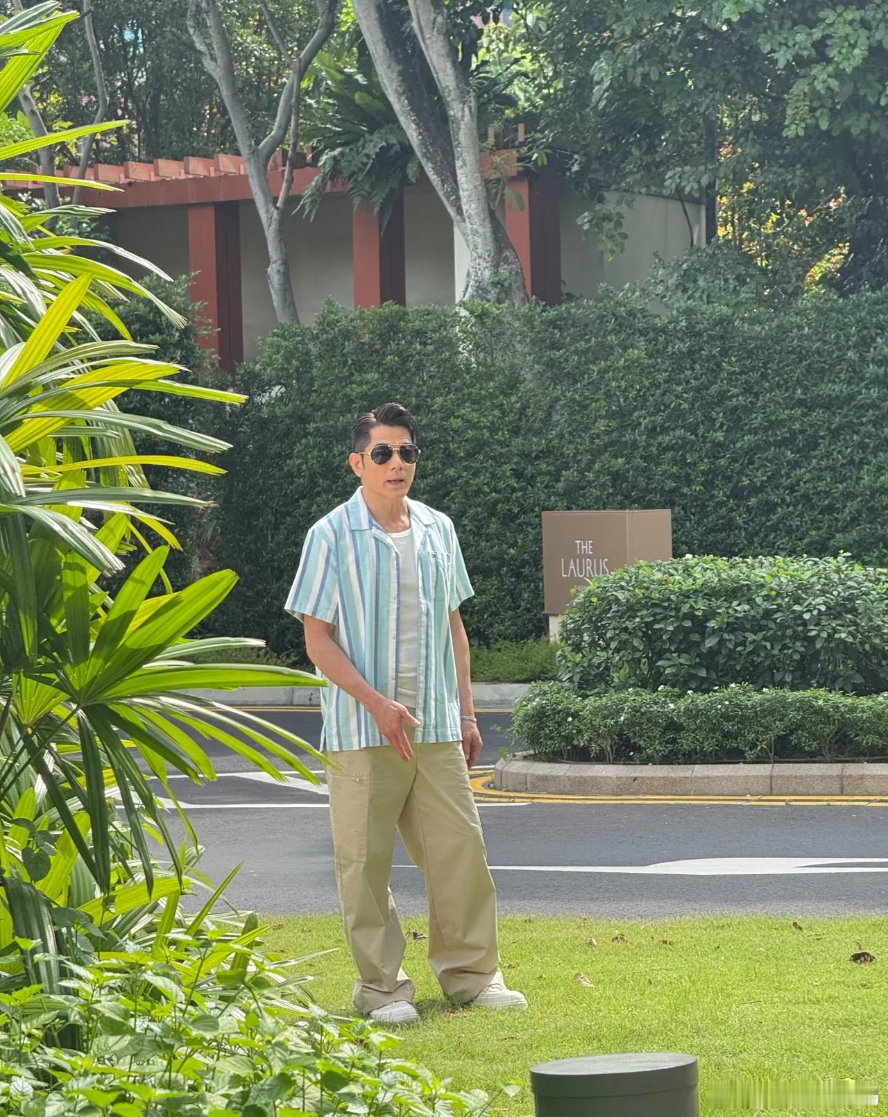 有网友在新加坡偶遇郭富城，不愧是天王，他好有型啊！他今年60岁了，是可以做爷爷外