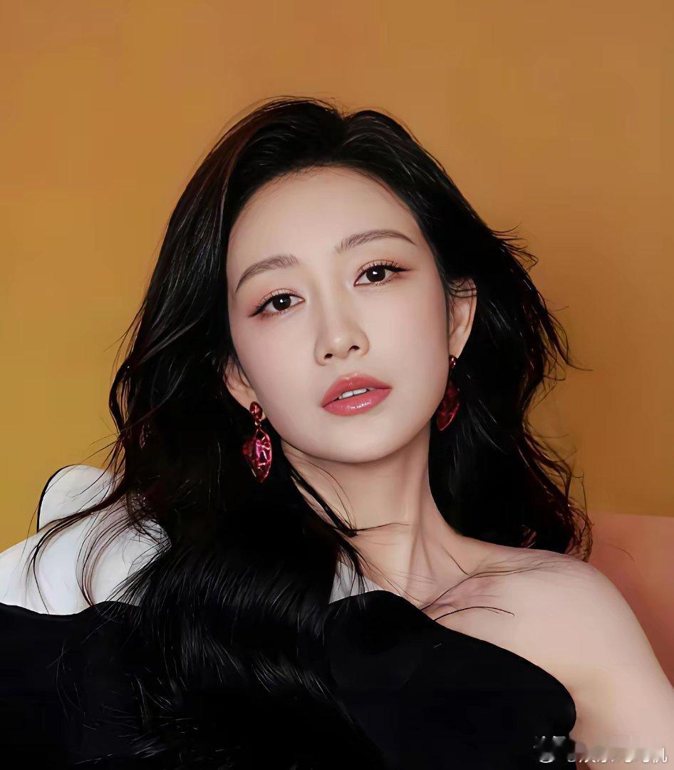 何九华和王鸥，冲上热搜！2月9日，八卦媒体拍到，何九华在棋牌室玩到天亮，接下来何