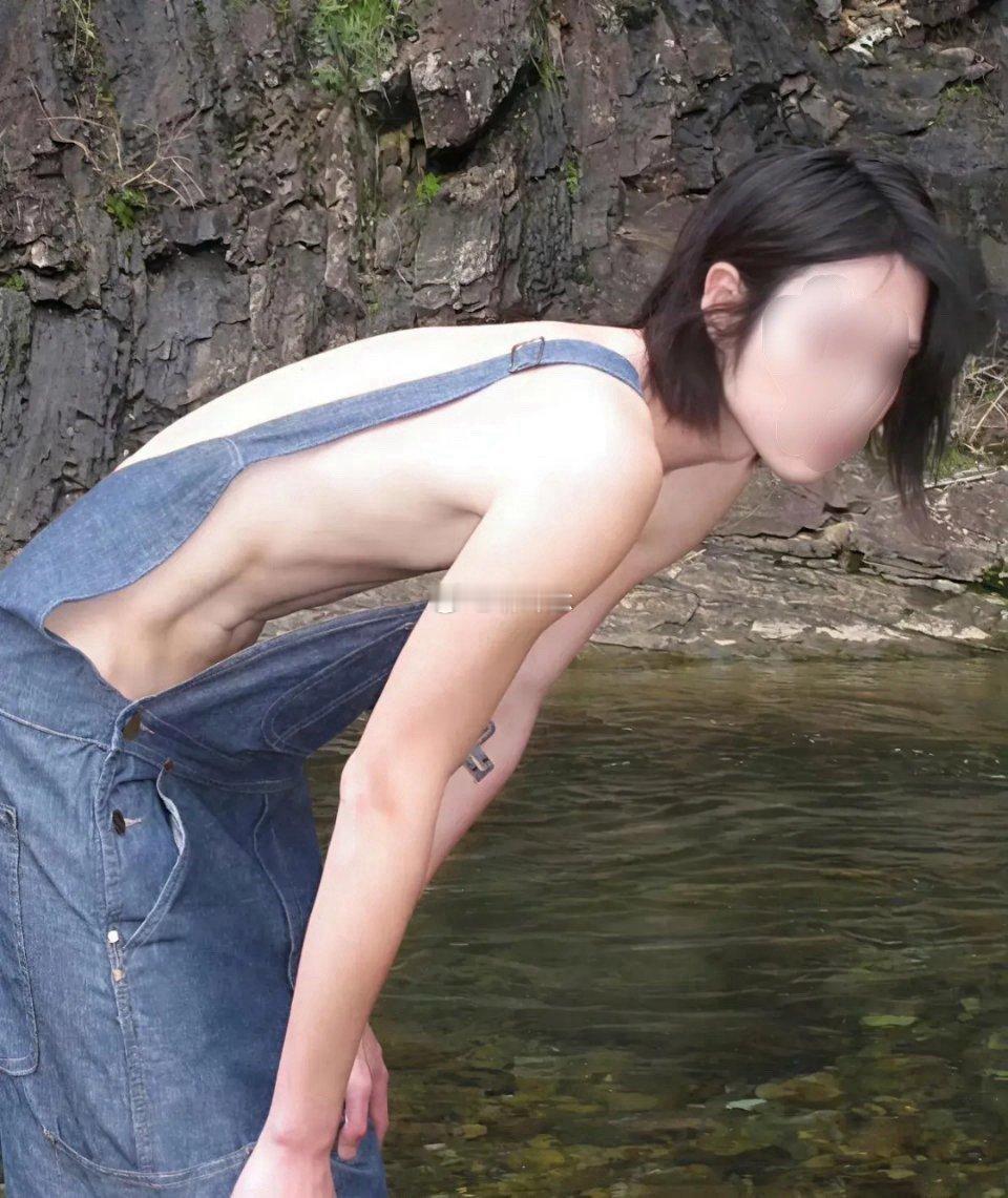 女生这衣服穿出去不尴尬吗 ​​​
