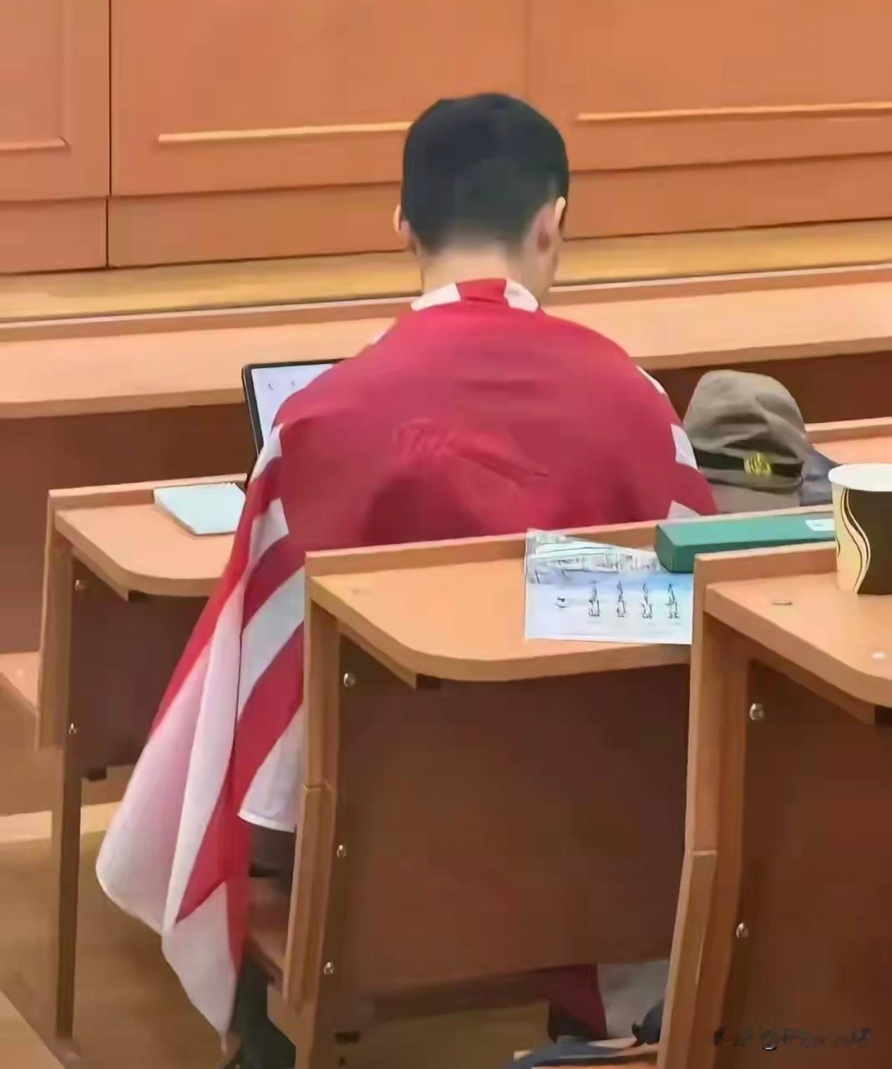 太不应该！身为南京人的莫斯科大学中国留学生竟在课堂上身披旭日旗。
 
10月14