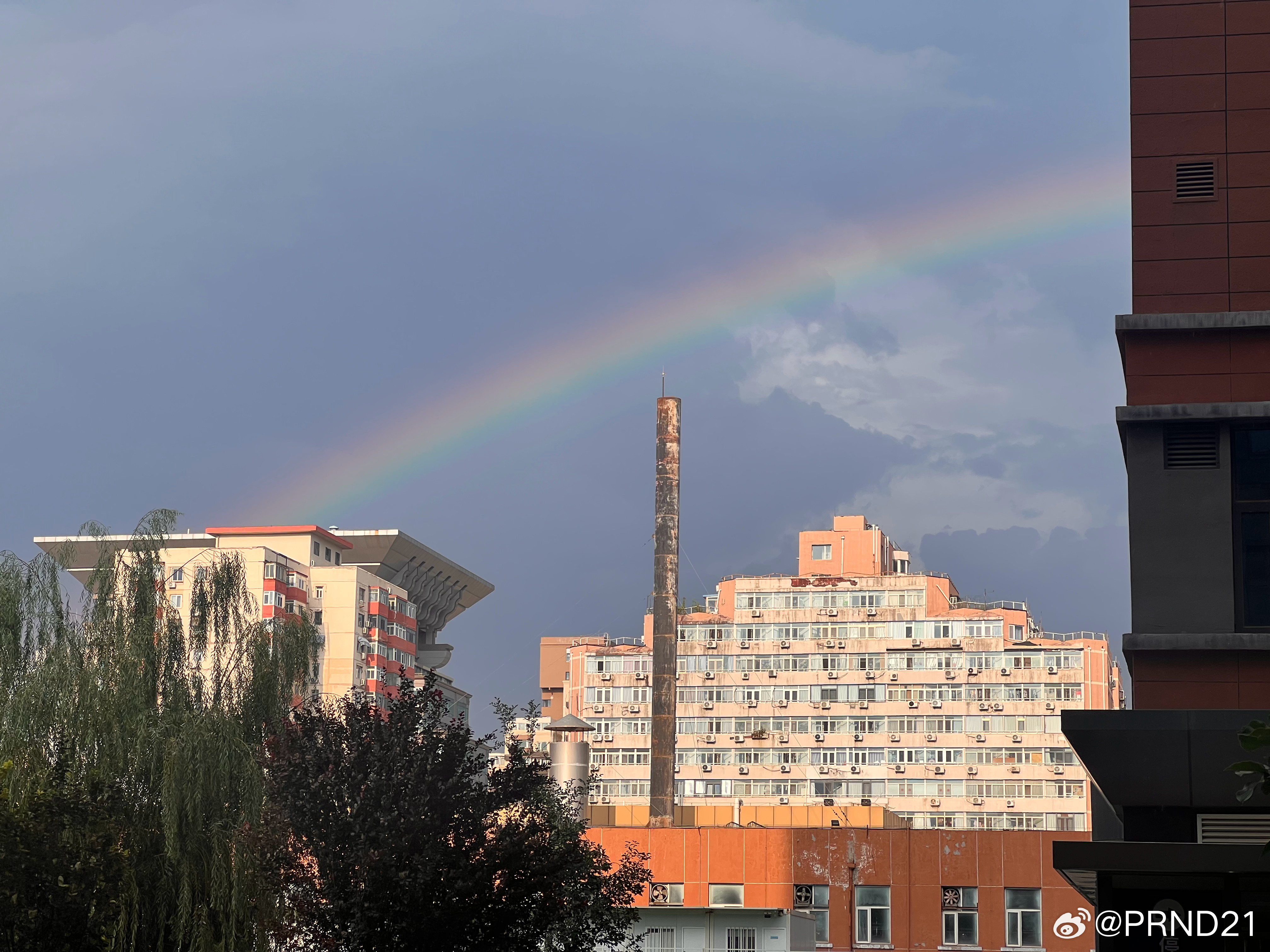 好家伙太阳雨配彩虹🌈，下班景色挺带劲…… 北京
