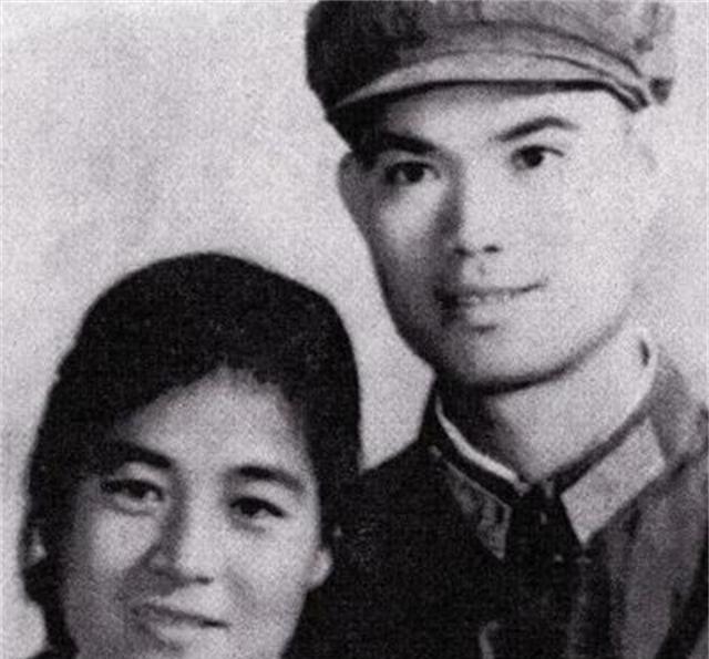 1971年，23岁的李玉枝不顾劝阻嫁给了“战斗英雄”麦贤得。结婚后，每天晚上睡觉