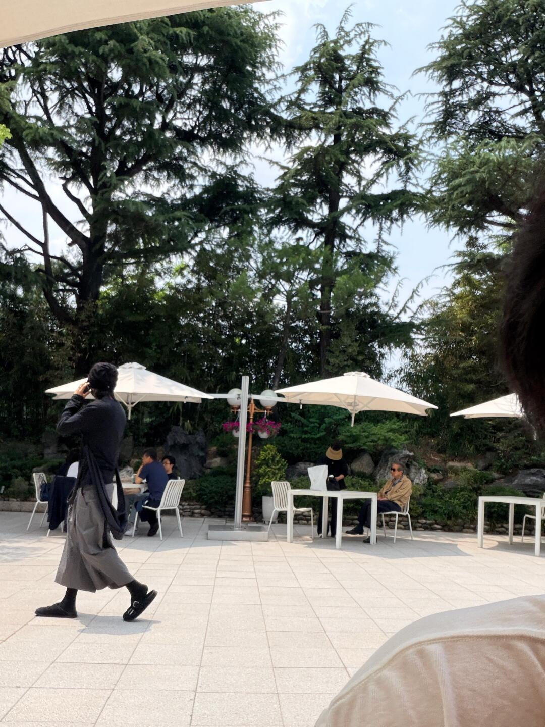 🍠博主的韩国偶遇。这要是从我身边走过，我都得喊一句嗨美女 