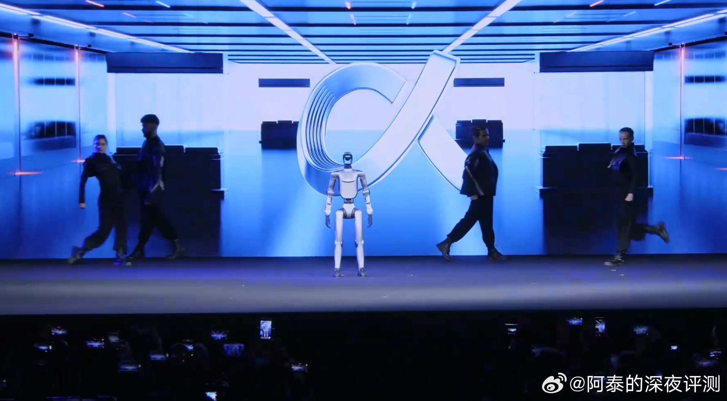 未来变成现实了！巴塞罗那MWC现场，荣耀直接把未来带到眼前！就在刚刚，荣耀Rob