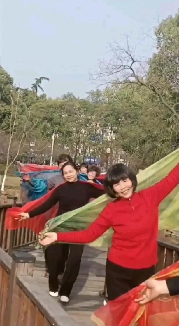 女神节快乐，愿所有的女性都拥有愉悦的心情，幸福的生活，绽放最美的笑容。