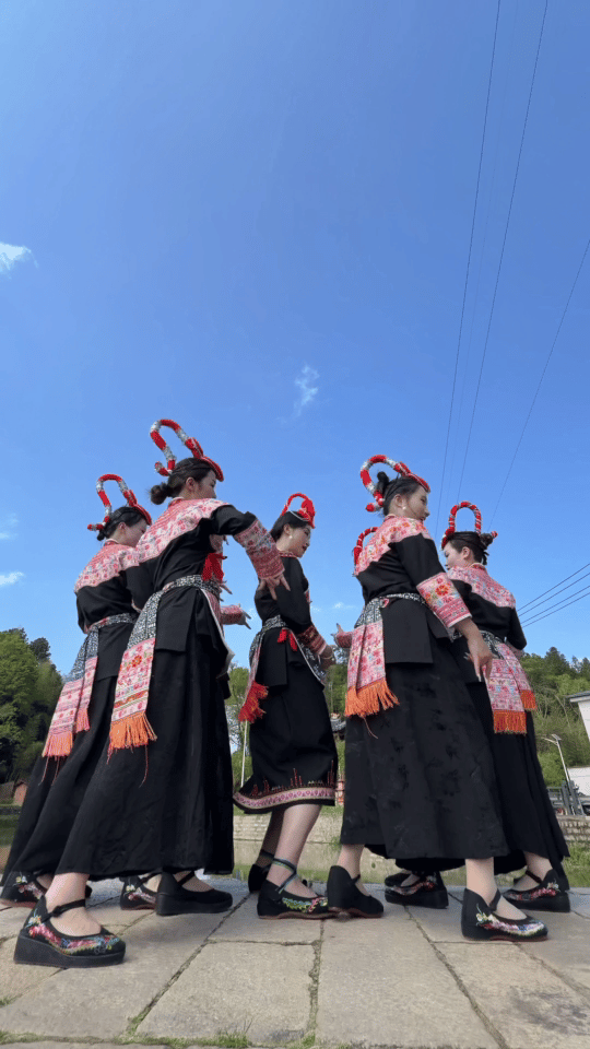 蓝盈莹我们畲族也有自己的女团蓝盈莹组了个畲族女团 从米兰时装周到斯皮尔伯格转场，