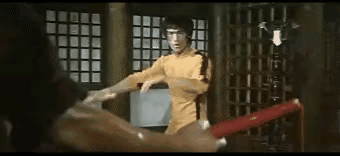 港片名场面！原来有些人注定要吃演员这碗饭的
1、李小龙耍双截棍

2、柯受良空中