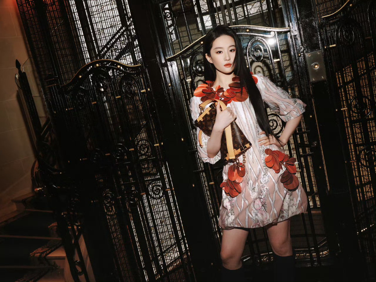 代言人刘亦菲身穿LV 2026春夏系列亮相品牌2026秋冬时装秀，花瓣短裙配长发