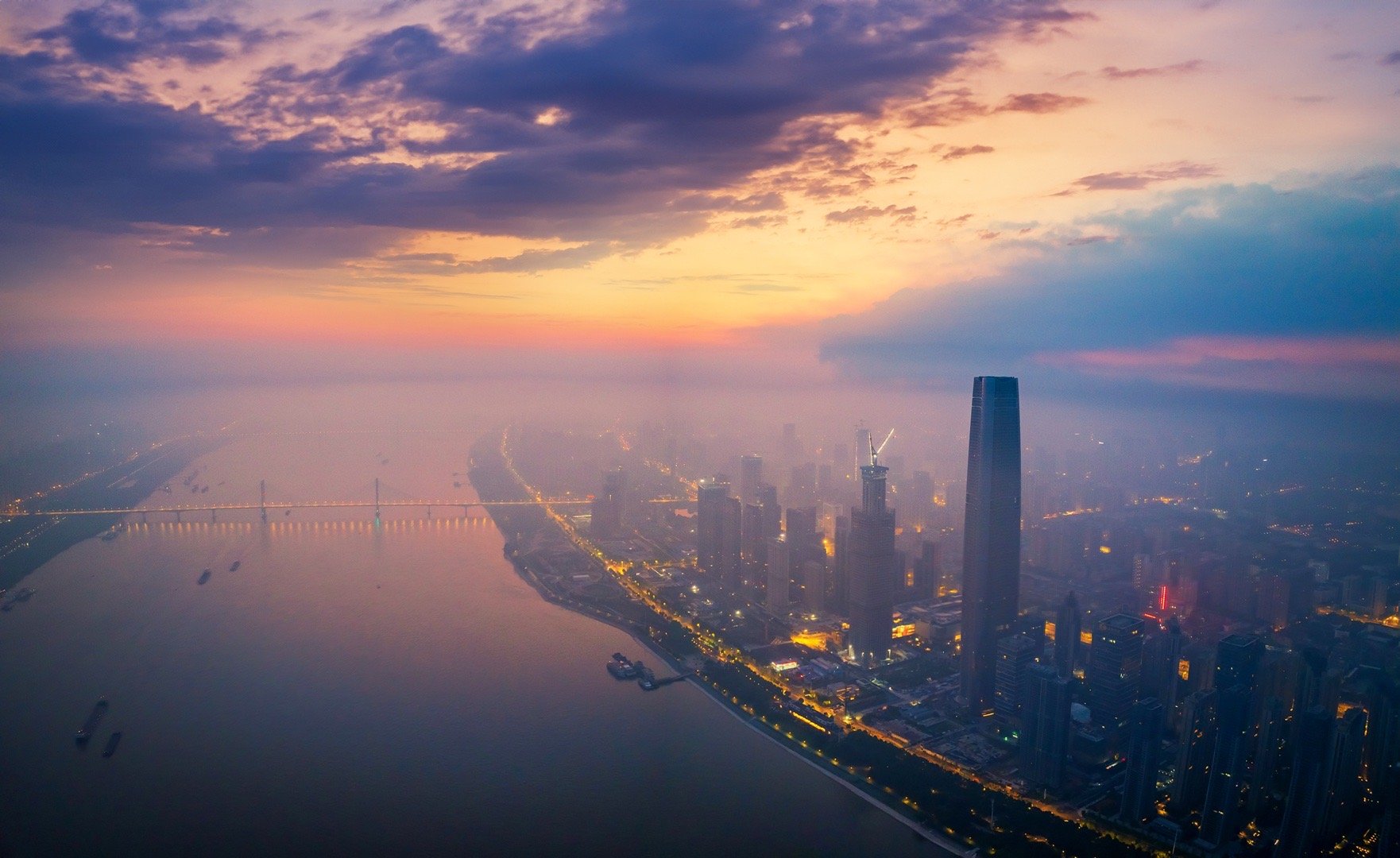 早上好，大武汉！陆陆续续的雨水停了，今天早上给了一个绚丽的清晨，有阳光，有晨雾，