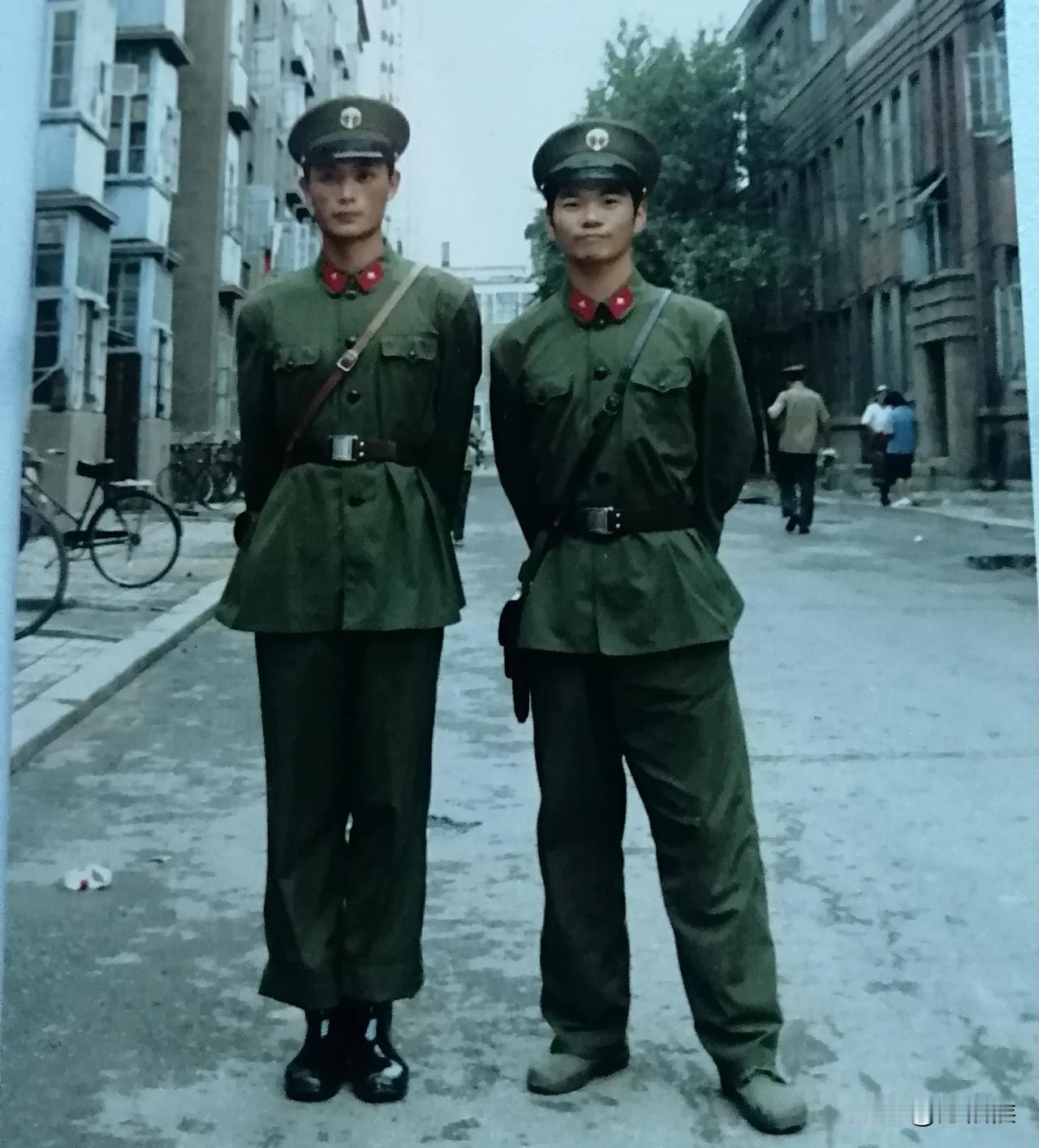 太原街北沈阳铁路局对面，在警卫四号门与查岗班长雨中合影，我是有准备的雨中人，那是