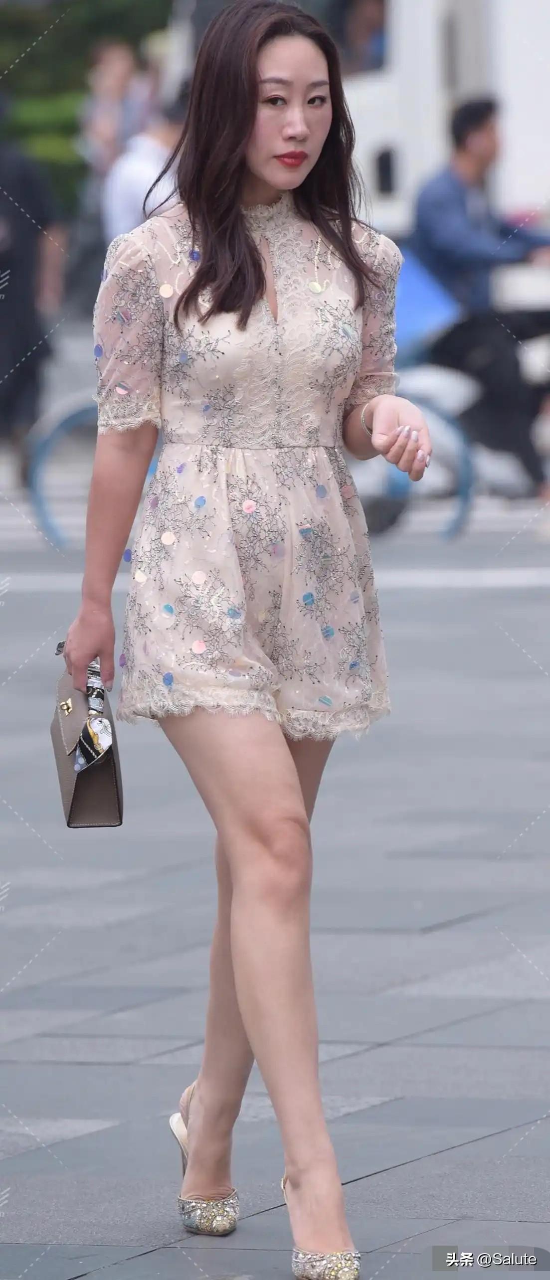 优雅气质穿搭，精致迷人，闪耀的裙摆，都市时尚风