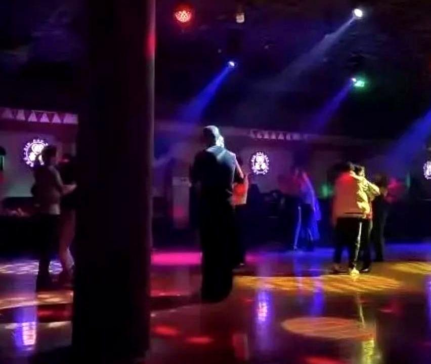 昨晚天儿闷热时，跑到一间老舞厅，人不多，灯影昏，场子不大，环境就那样，舞女年纪居