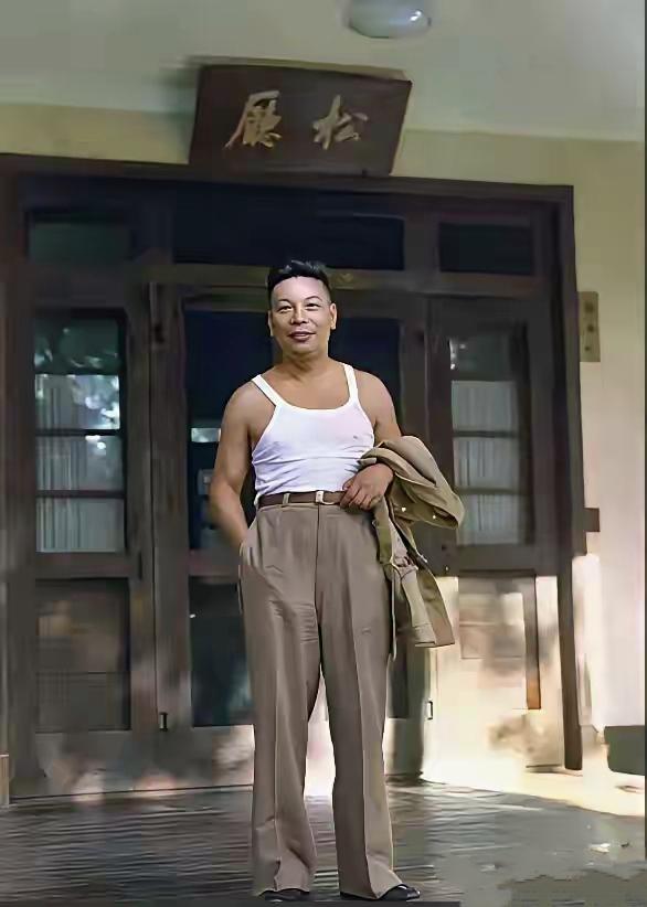 有好多人不知道他是谁。有人说，他是扮演李向阳的电影演员郭振清，我告诉你，他不是扮