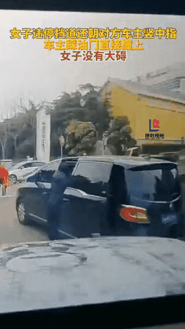 这下全国都出名了”。云南昆明一女子将商务车停在停车场入口，下车整理物品，致后方车