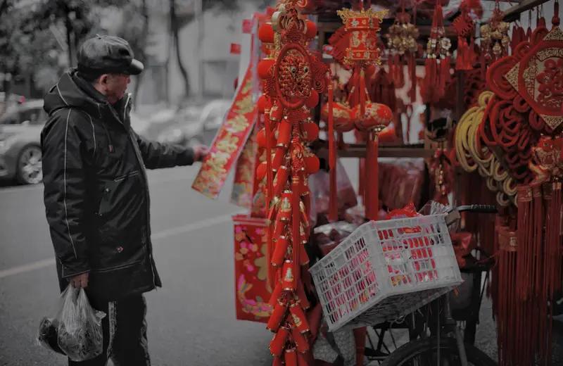 你认为年味越来越淡的原因是什么 现在年味越来越淡，主要是生活变好了，年的“稀缺感