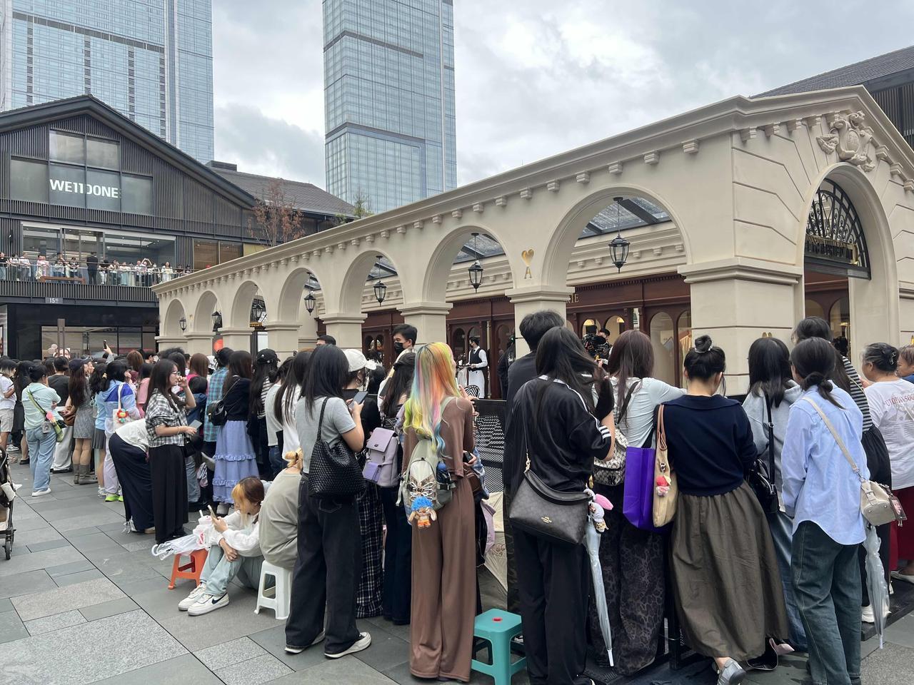 粉丝与明星。今天太古里某品牌活动现场。