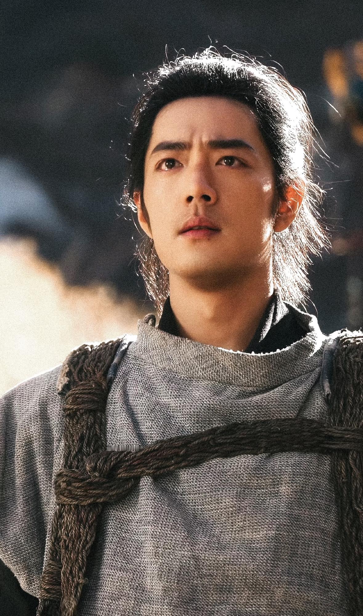 王晶近期公开称肖战戏路很窄，外形太俊朗难演糙汉反派类型，还常接不适合的角色（如他