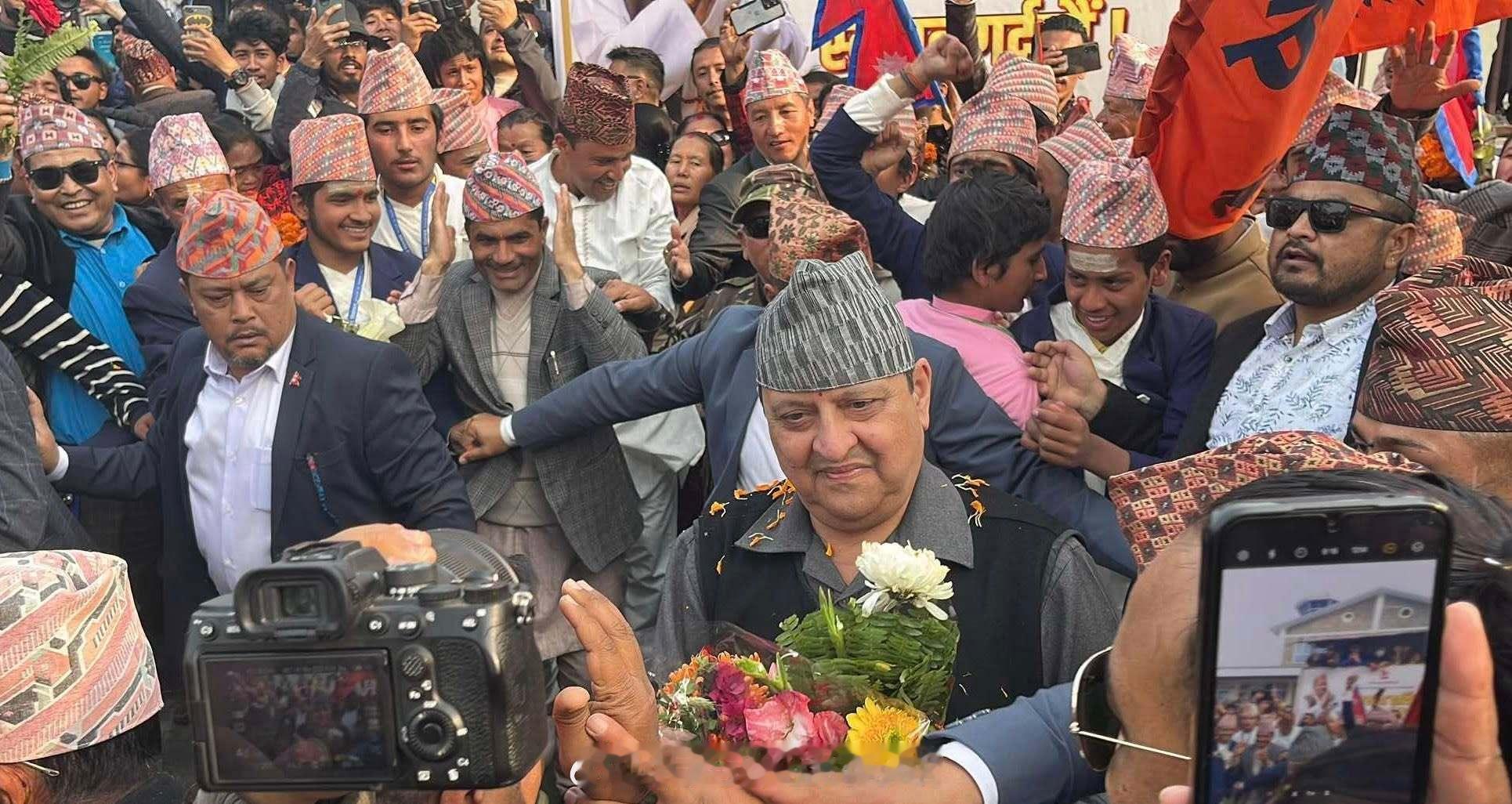 王室王室尼泊尔王室 刀疤脸结束对阿三的访问返回尼泊尔，他以前出访阿三都是大肆宣传