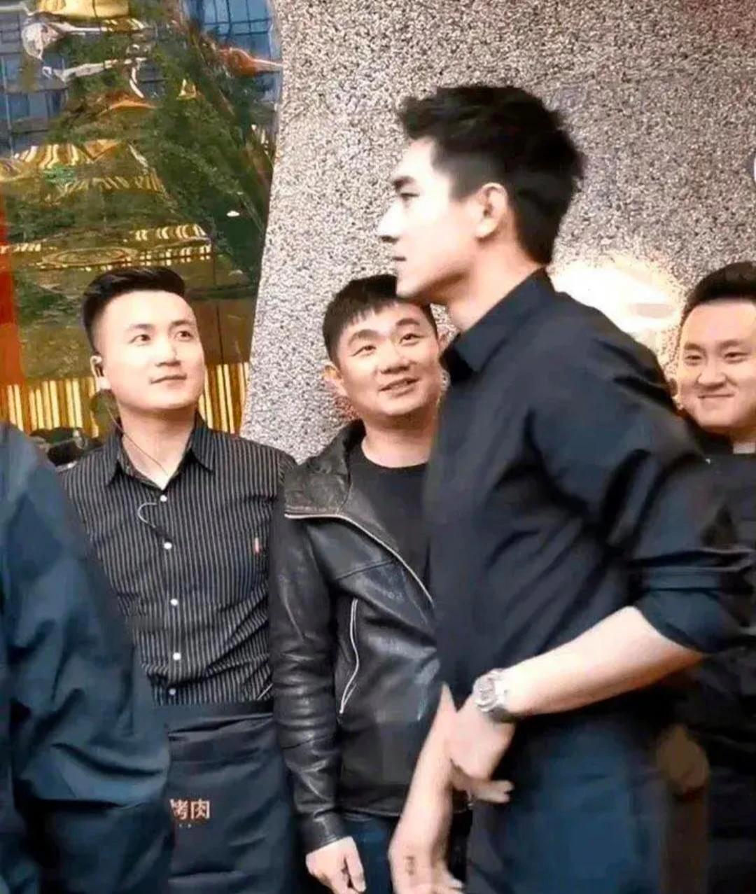 林更新这个“侧颜杀”，五官棱角分明，线条刚硬，脸上充满着满满的胶原蛋白，十分帅气