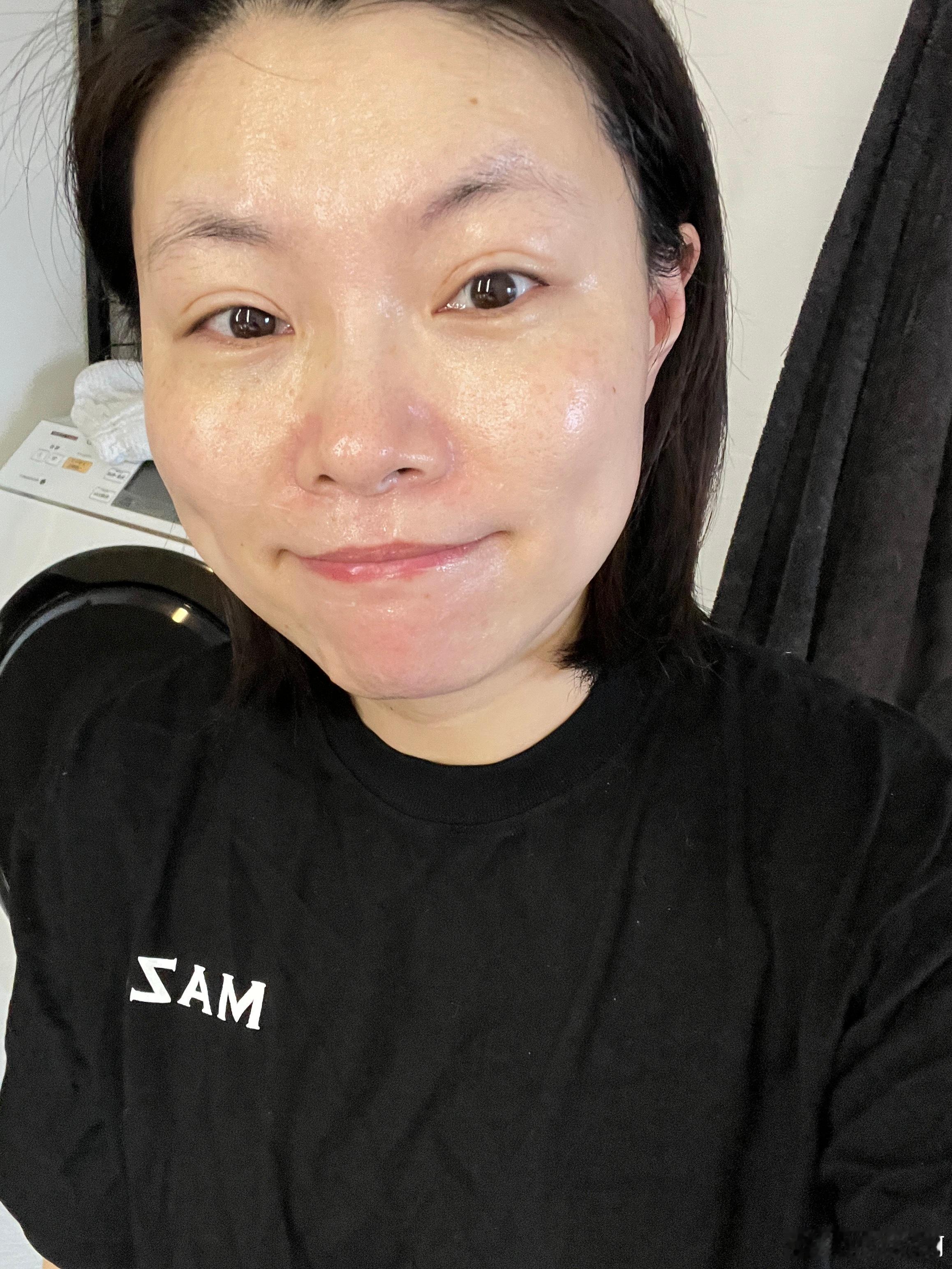 我觉得我现在不化妆皮肤也蛮好的。但是就是有种慈母的感觉，鼻子好宽化妆能遮一点本来