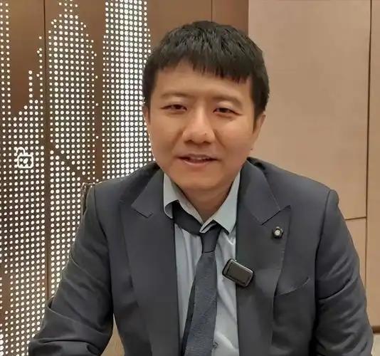 北大读了两年就跑去MIT，邓煜当年说要学成归国，如今拿了菲尔兹奖却留在美国芝加哥