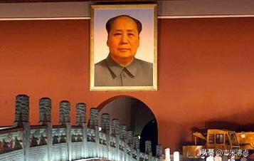 天安门毛主席像每年换一次，不是修图就能搞定的事，为啥非得手画？
它挂了六十多年，