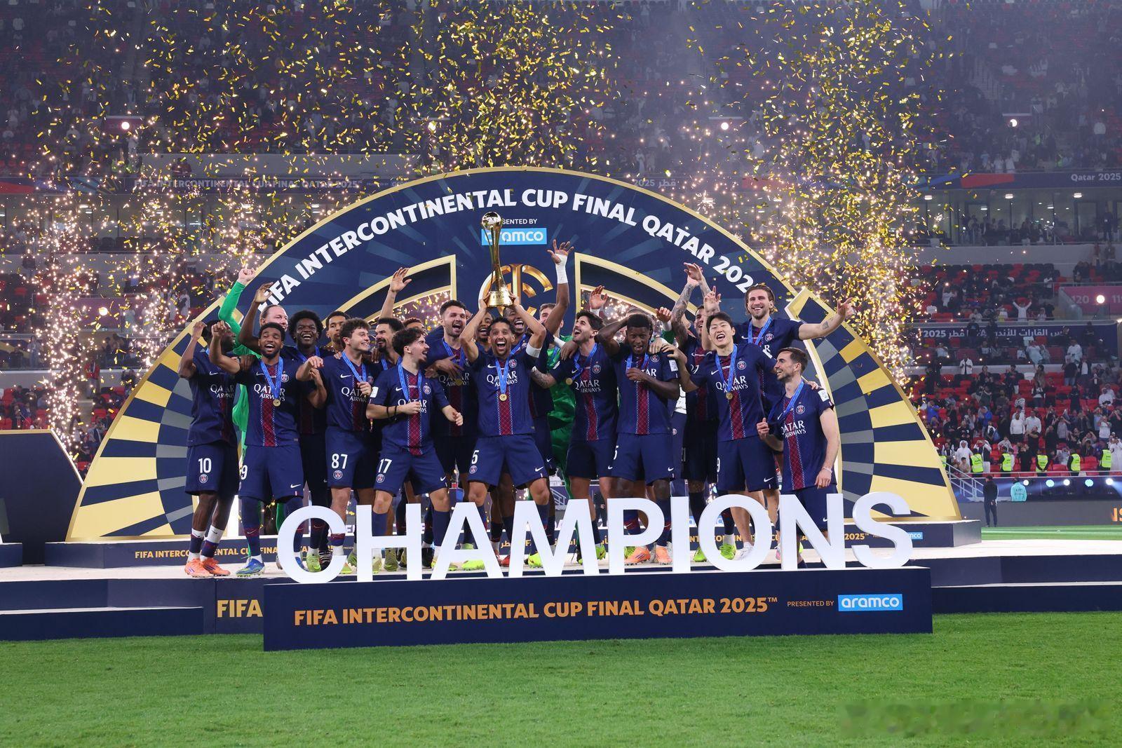 🏆冠军捧杯🏆巴黎圣日耳曼这里是巴黎FIFA洲际杯 ❤️💙  cr：巴黎圣日