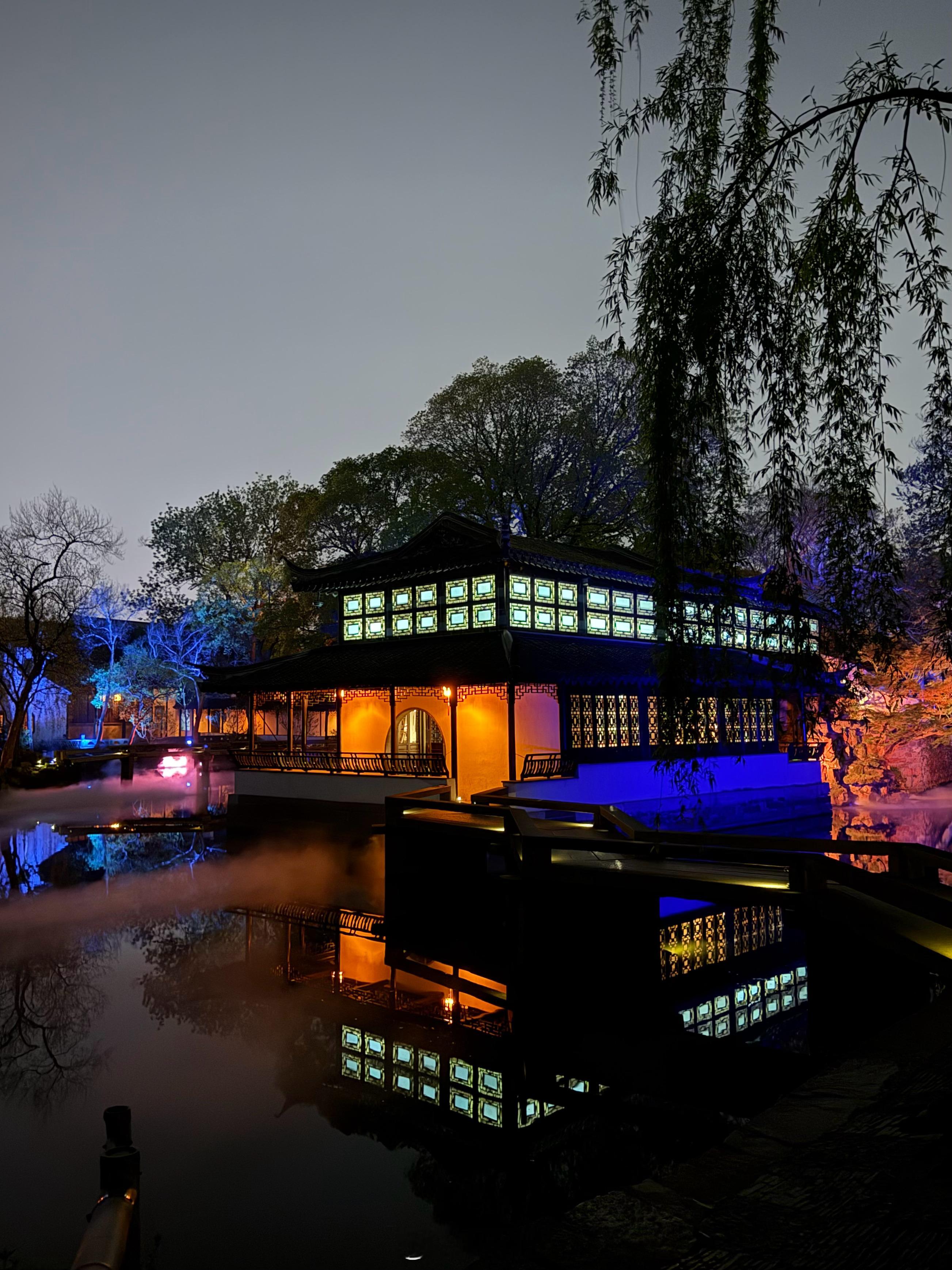 那天和毛哥夜游拙政园，导览指着远处亭阁的窗户跟我们介绍，这是古代非常有特色的“明
