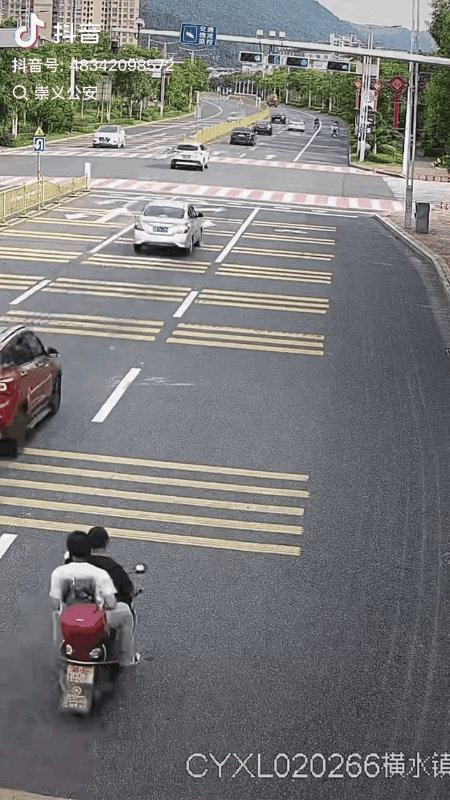 小白车：你过路口怎么也不减速？
摩托车：你拐弯怎么不打转向灯？
十字路口不超车