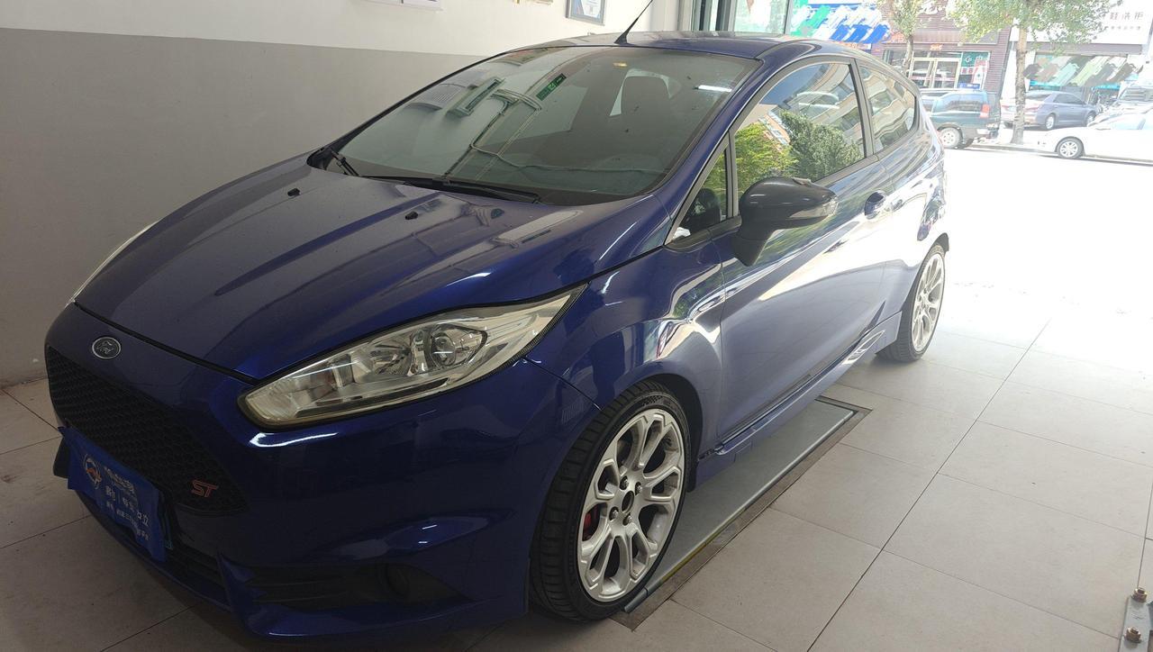 十一年前的两厢小车，竟然卖6万块！买主还特别喜欢！
看到机舱和车尾的字母“ST”