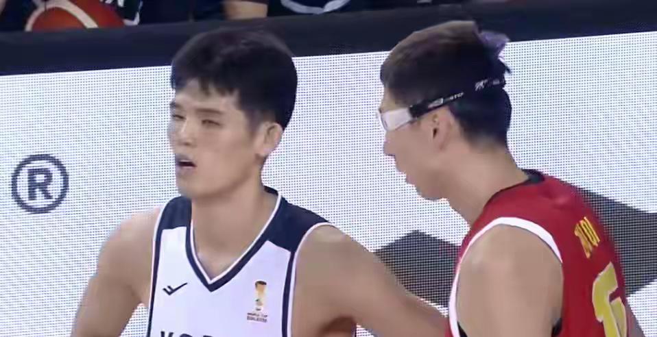 厉害了？韩国男篮双杀中国男篮！本场表现最为出色的程帅鹏受伤，亚洲杯时的中国男篮何
