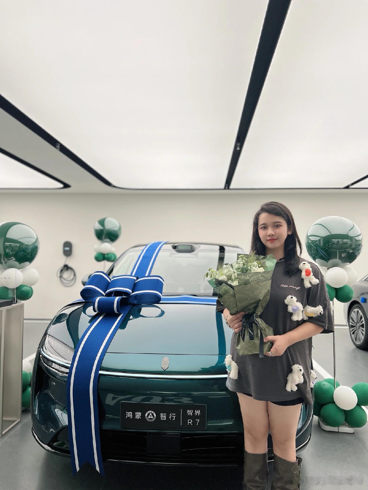 智界 R7 女车主还是挺多的，特别是新款上市后，经常刷到一些女车主提车帖。新能源