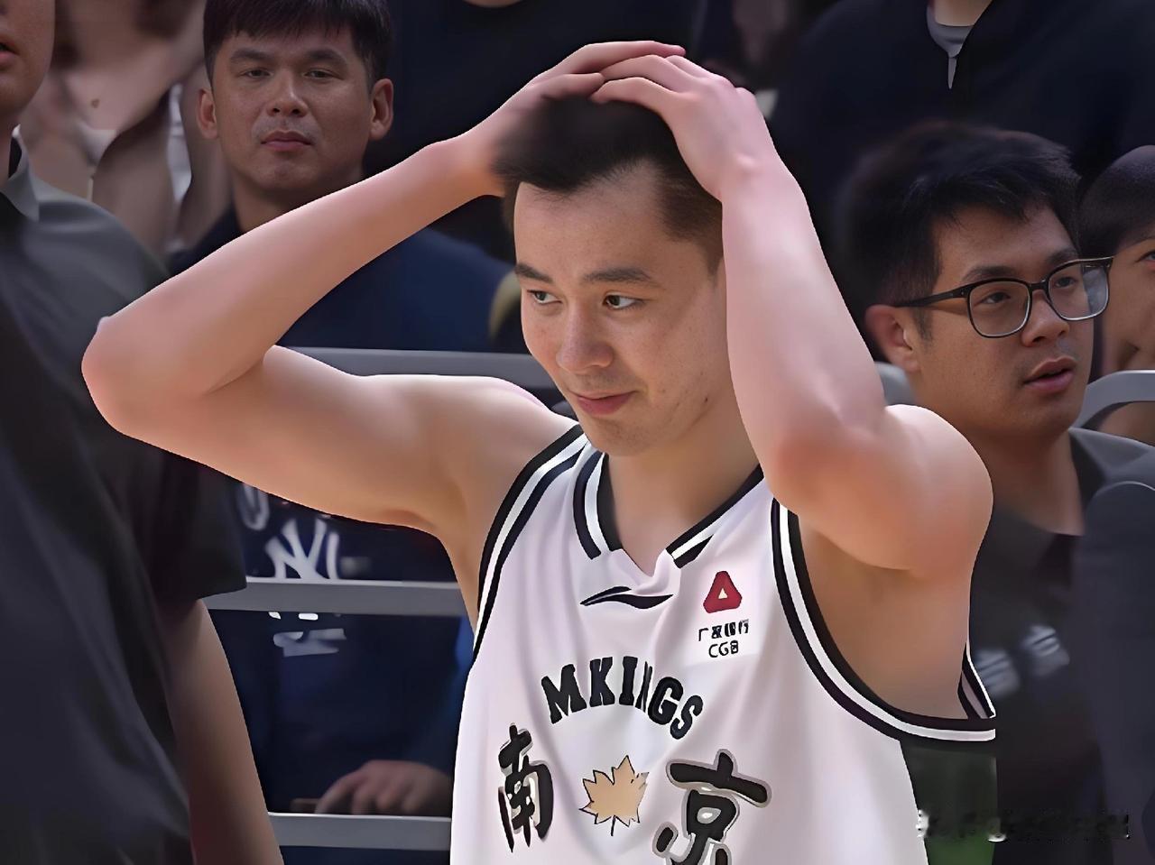 太强了！独得42分却换不来一场胜利，郭昊文只能仰天长叹吞下苦果。

此役面对传统