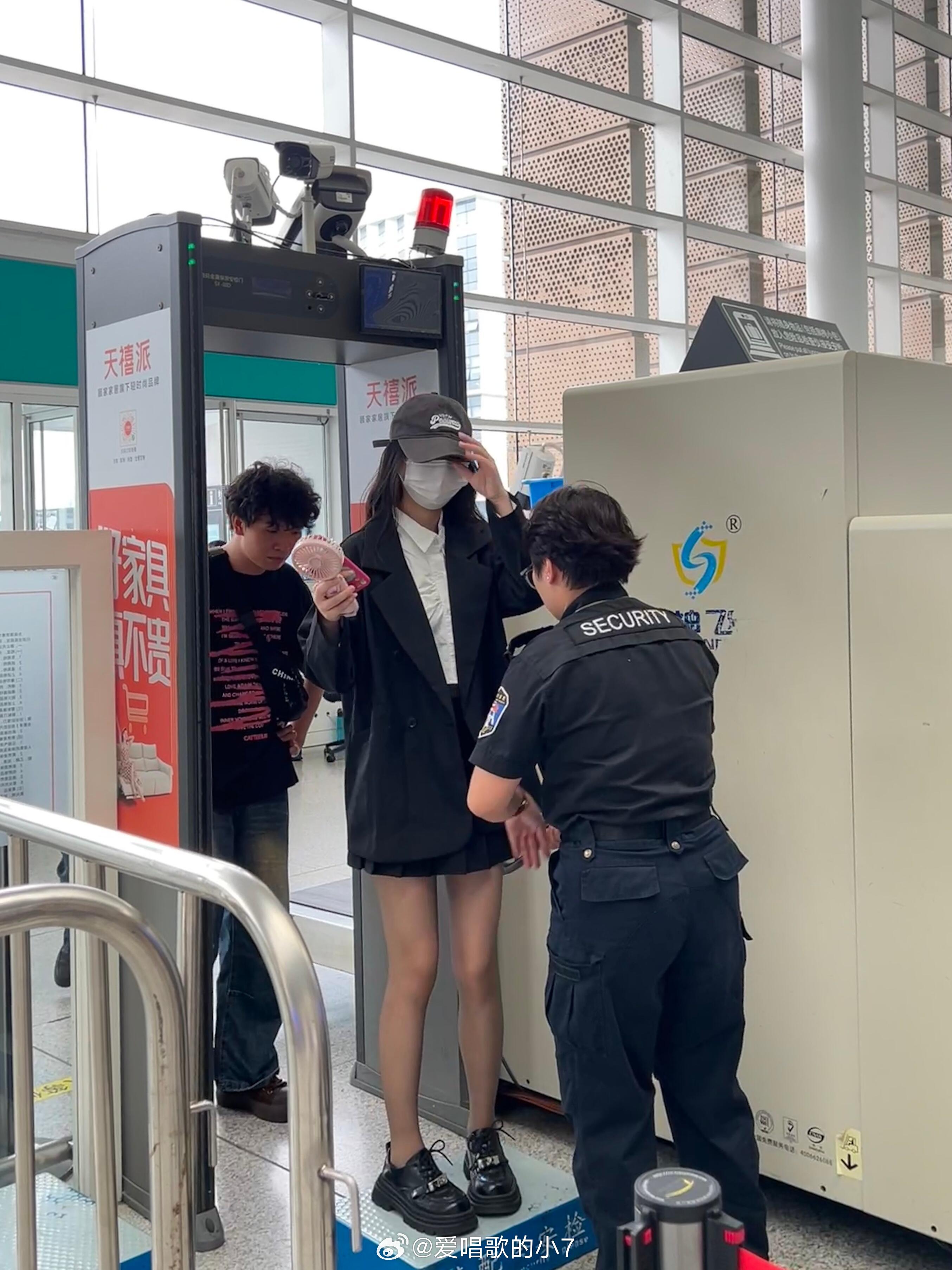 返校高铁站!！才发现黑丝原来这么直观。。。尊嘟好好好看啊!!印象里黑丝都是又土又