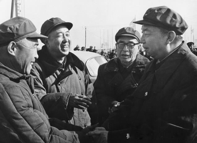 1977年4月19日，华国锋视察钢铁一二〇五钻井队时和劳动模范周占鳌亲切握手。