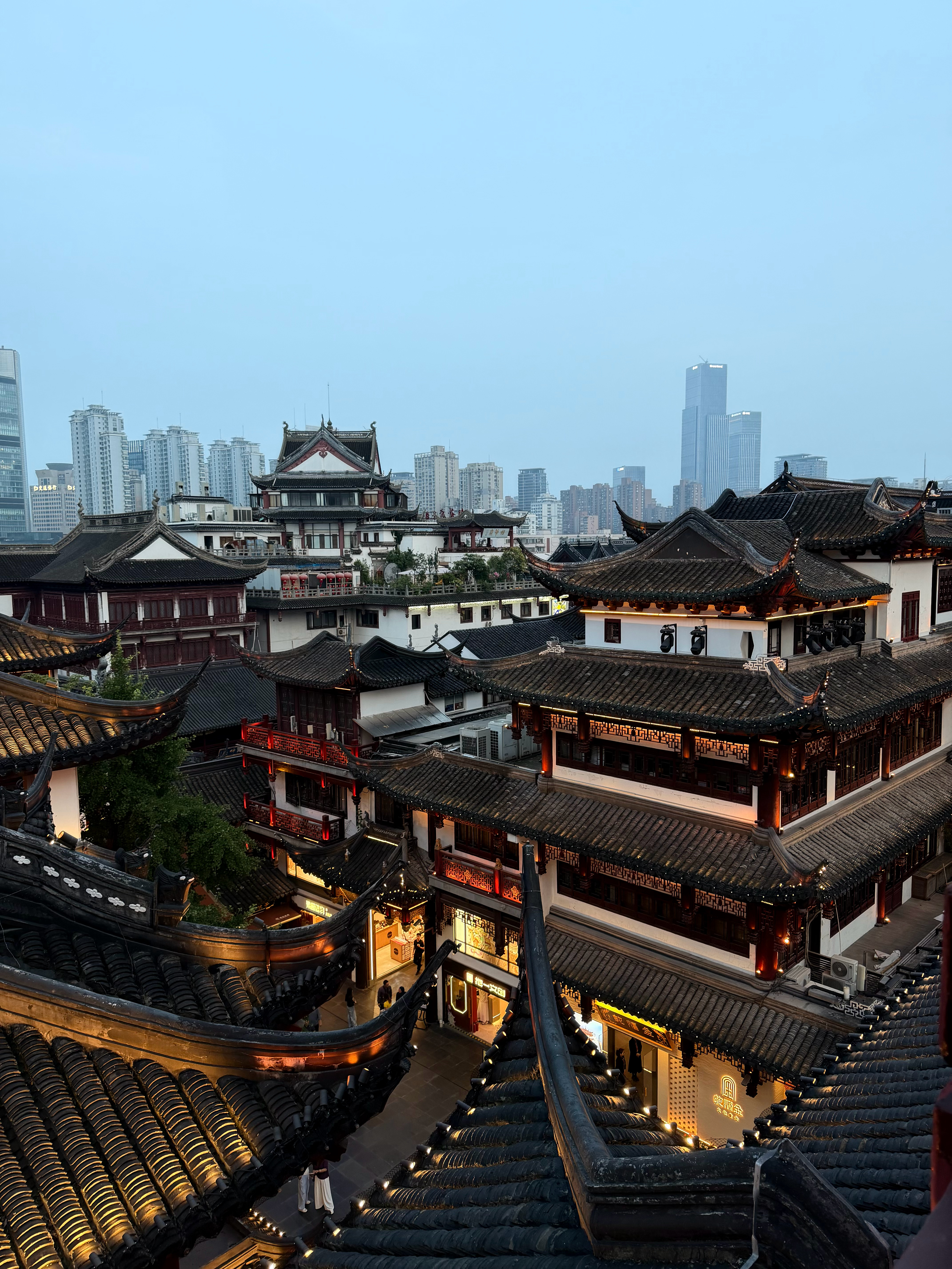 上海国际电影节 昨晚媒体之夜酒会在上海豫园·海上梨园。聊天，小酌，很惬意。喜欢上