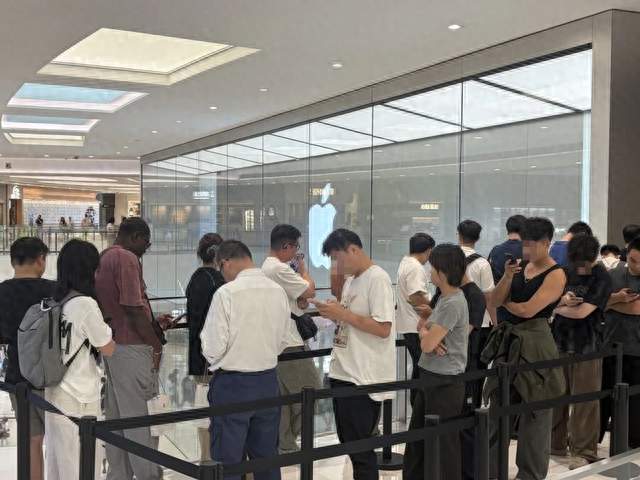 半小时跌700元！苹果折叠屏排队抢疯，黄牛都比买家慌了
