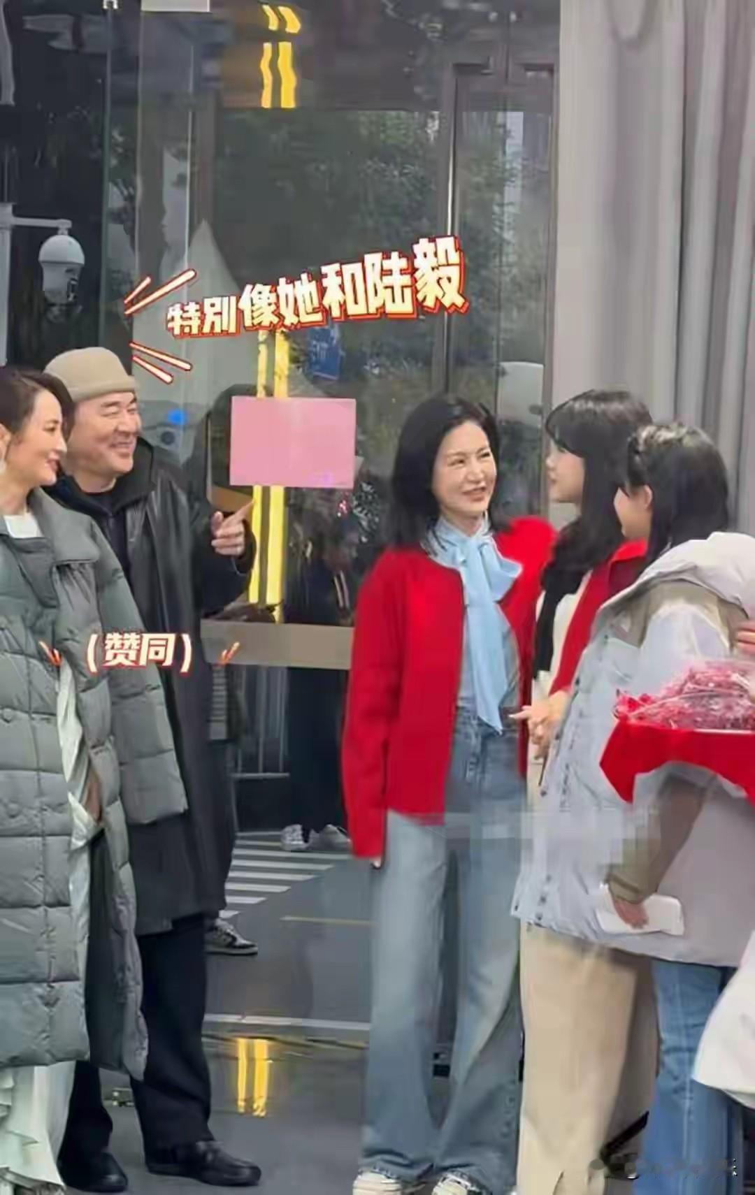 2025年12月18日，中国电影120周年活力之夜盛典现场，陆毅、鲍蕾携两个女儿