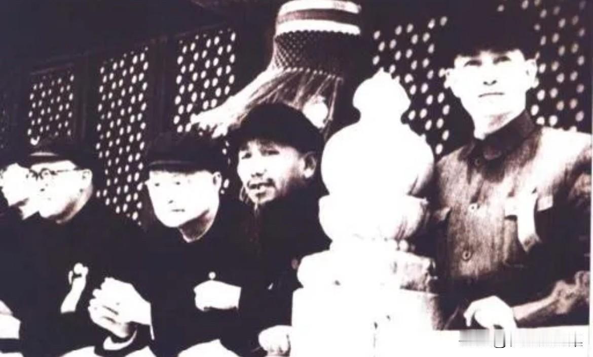 1949年10月1日下午，梅兰芳（右一）以全国政协常务委员的身份登上天安门城楼。