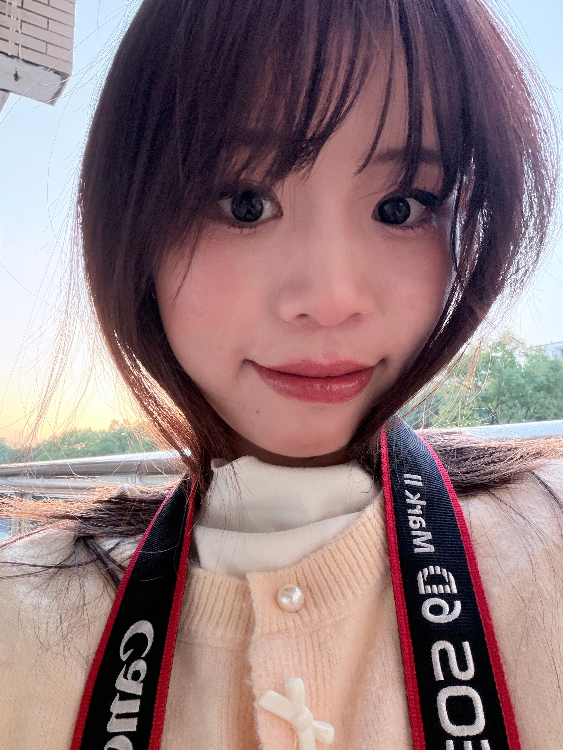 今天ZCQ送我来车站 还给我买了包子 每次都会无条件的送我去舞房 不管多冷的天气