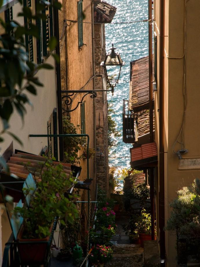 阿尔卑斯山麓，科莫湖如翡翠静卧。Y形湖面澄澈湛蓝，映着雪山与湖畔彩色别墅。薄雾漫