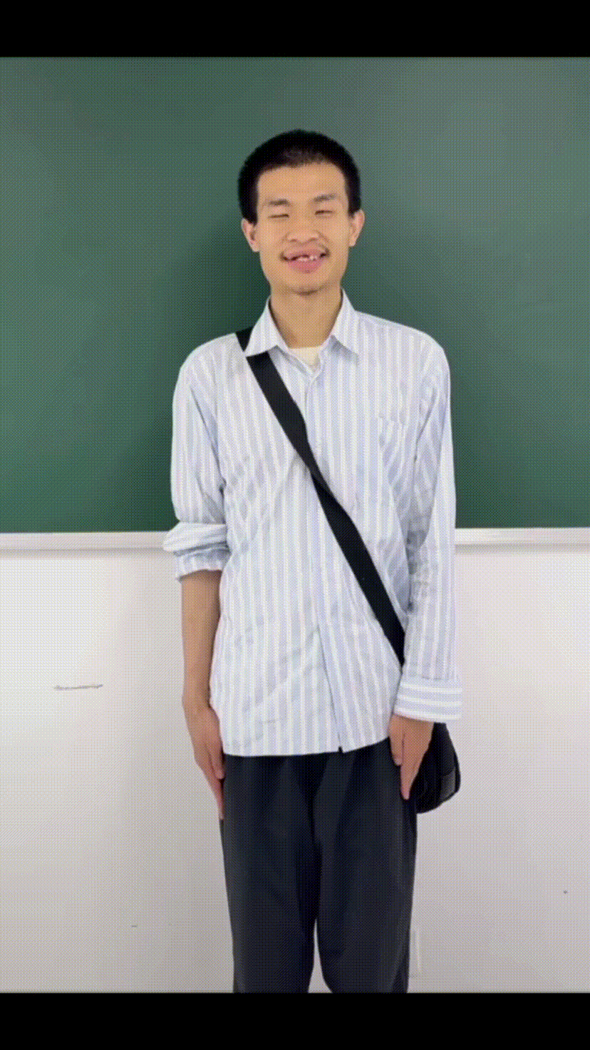 韦神入驻抖音，视频中一个细节透露出他的与众不同！

画面中他双手很板正的放在身体