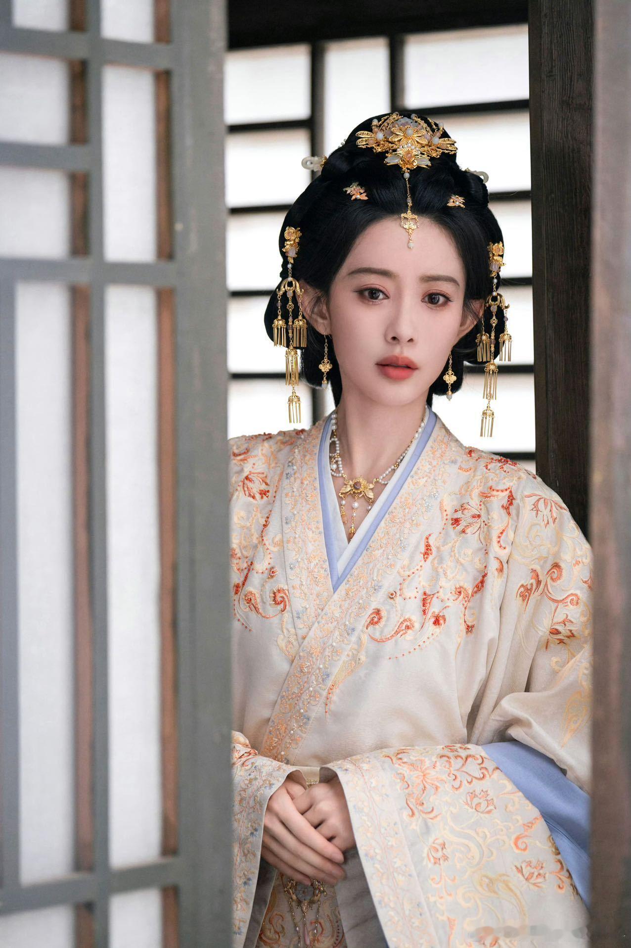 孟子义百花杀妆造 以前总觉得她适合甜妹，没想到冷面郡主竟如此合适！这清傲感拿捏得