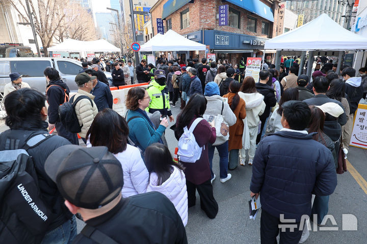 韩网热帖：实时对一般市民进行搜身的光华门(不是公演观众)，还需要打开化妆包等个人