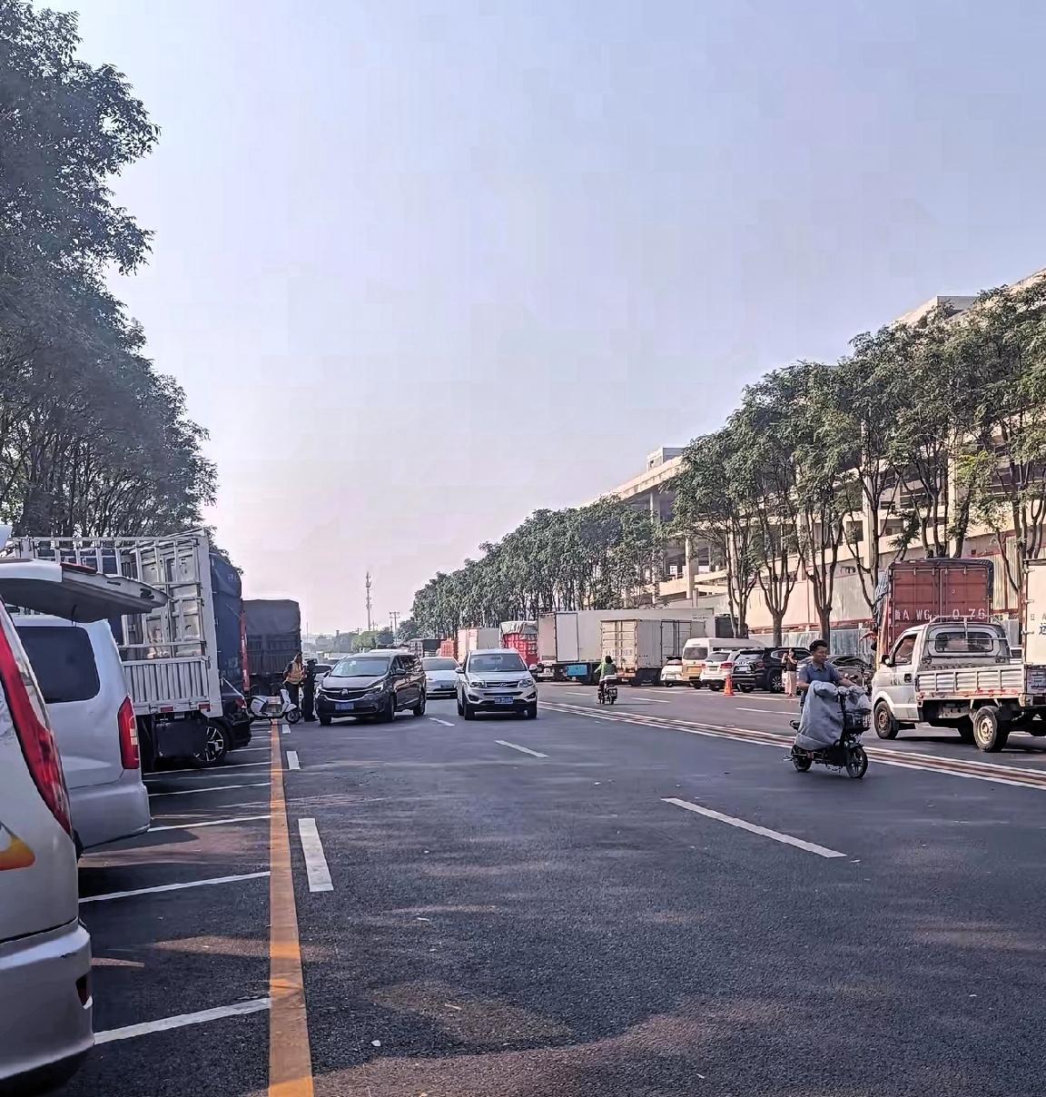 别总抱怨钱难赚了！北京新发地早藏着最实在的“财富密码”，就看你敢不敢弯腰。
 