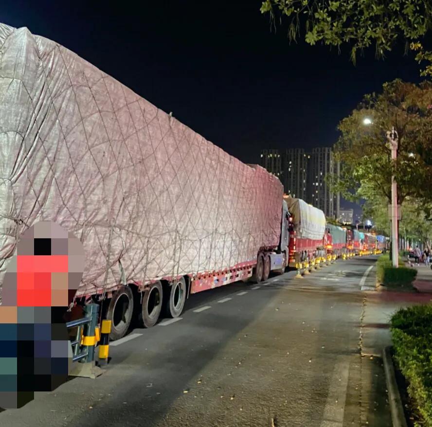 海南今年的游客是真的很多啊！为了让游客先出岛，把所有的船都安排去运送旅客了，导致
