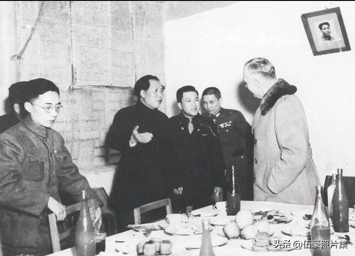 1946年3月，毛泽东主席在延安设宴欢迎美国总统特使、军事三人小组成员马歇尔的场