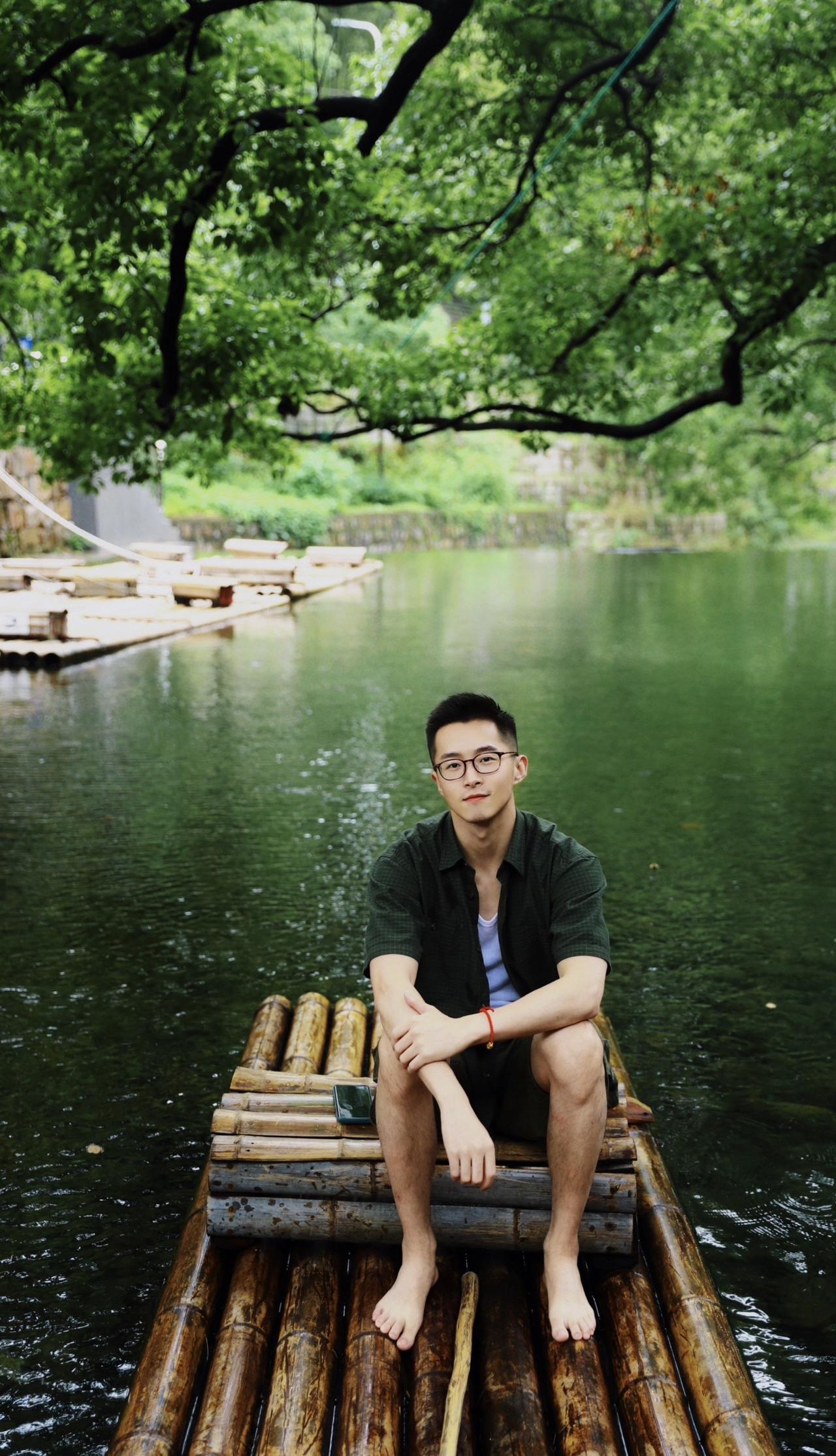“你和我 来自不同的人生
来自于 陌路偶然的相逢
为什么 这一刻 林间吹来的晚风