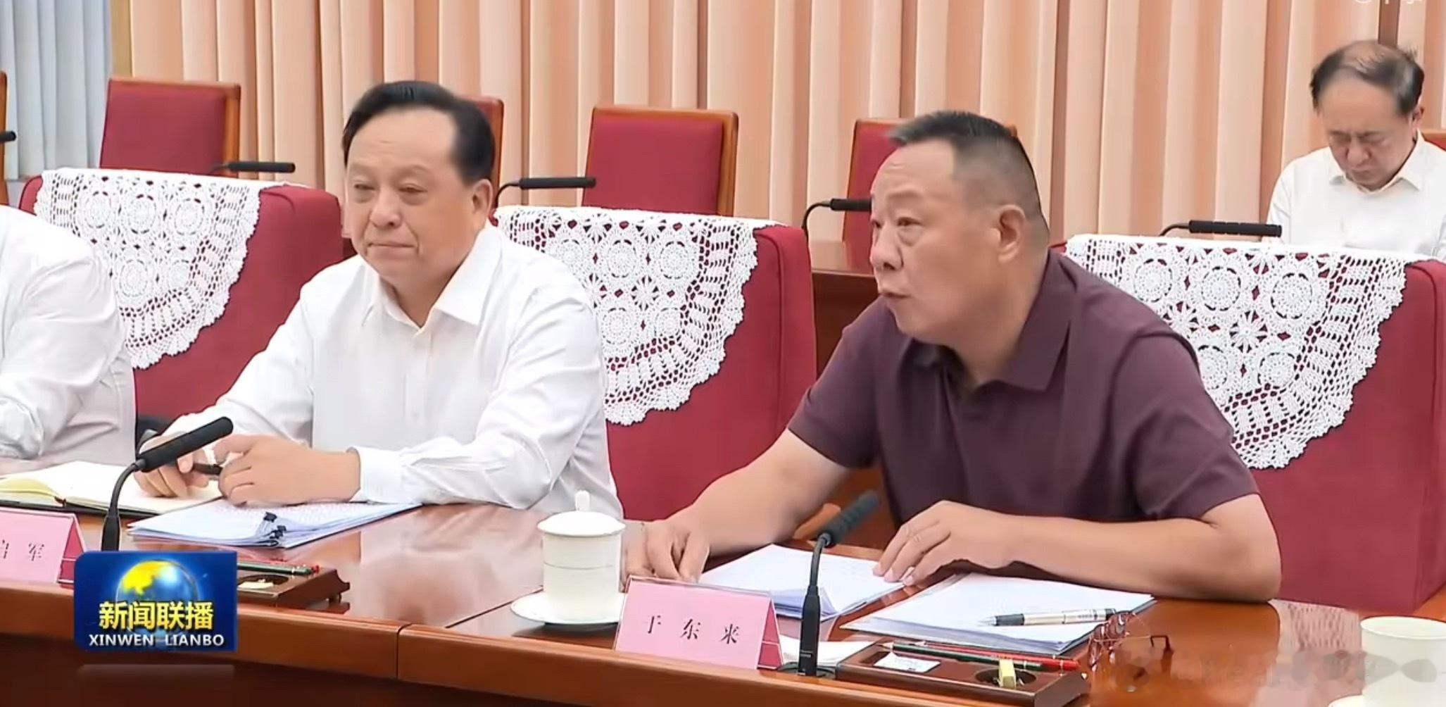 于东来登上新闻联播胖东来创始人于东来登上央视新闻联播，短袖polo衫接地气。 
