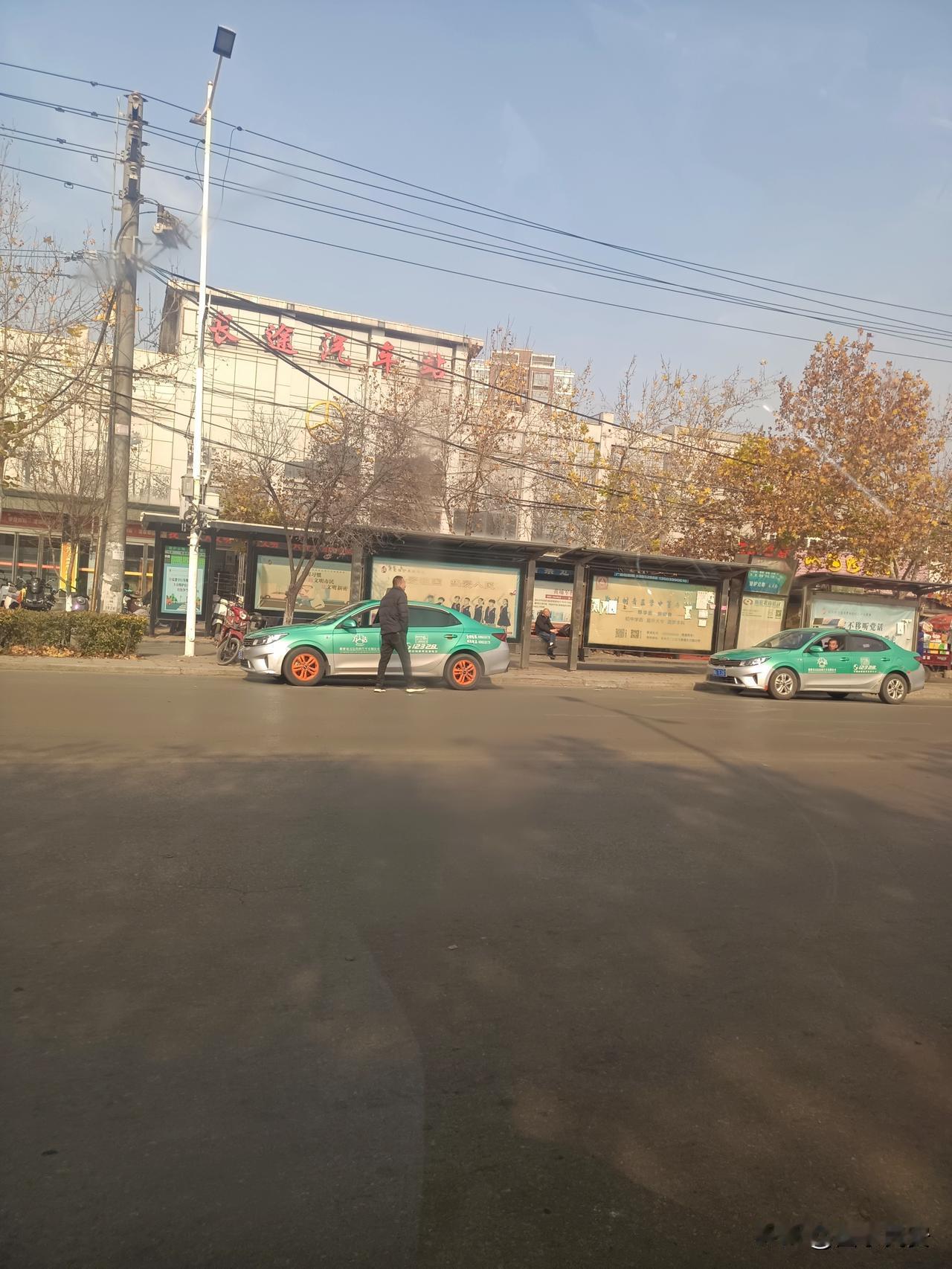 县城公交车站还是这么忙碌
路过街角的长途汽车站，阳光斜斜洒在泛黄的梧桐叶上，几辆